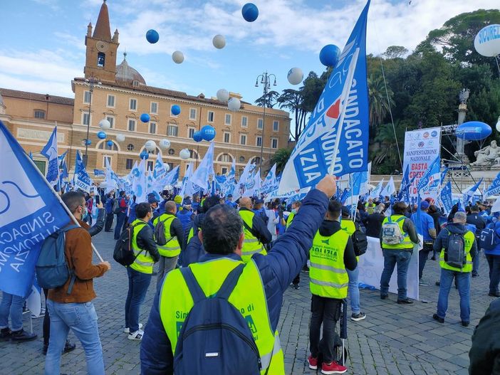 Da Biella a Roma per dire basta con le aggressioni alle Forze dell'ordine FOTO