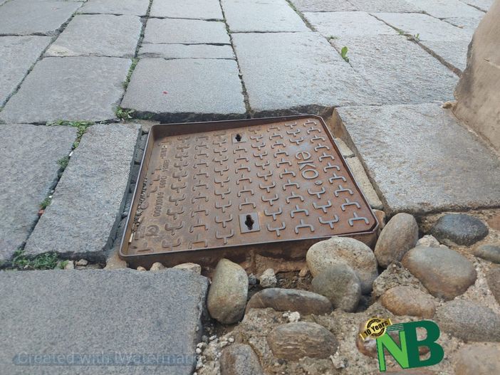 Biella,  pericolo buche  in Piazza Cisterna - Foto Alessandro Bozzonetti per newsbiella.it