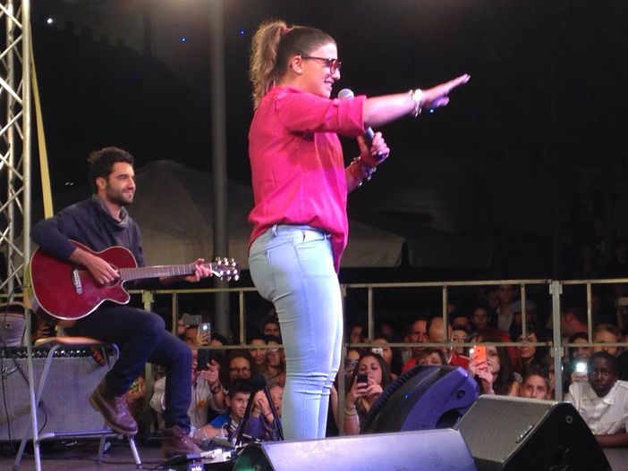 Una folla ha accolto Deborah Iurato