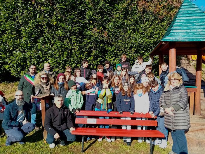 Pettinengo inaugura la panchina rossa: "Per contribuire al futuro del nostro paese".