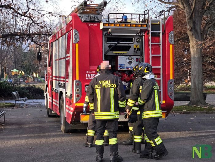 Biella, principio di incendio ai Giardini Arequipa, i Vigili del Fuoco domano le fiamme.