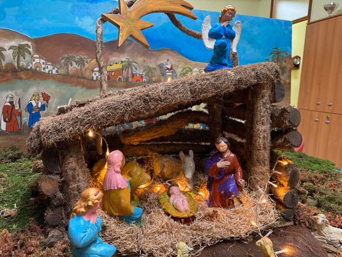 Natale a Zumaglia, i bambini della prima elementare allestiscono il presepe - Dalla pagina Facebook del Comune di Zumaglia.