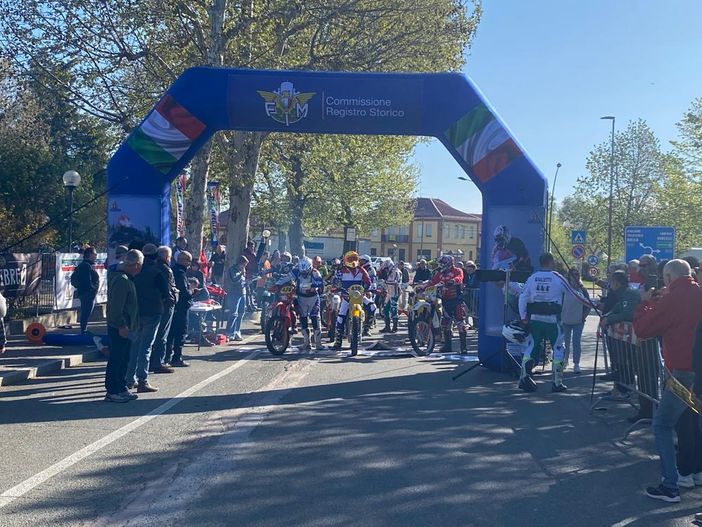 A Cavaglià il rombo delle moto enduro d'epoca - Foto Comune Cavaglià, Ciro Simoni e Alessandro Bozzonetti per newsbiella.it A Cavaglià il rombo delle moto enduro d'epoca - Foto Comune Cavaglià, Ciro Simoni e Alessandro Bozzonetti per newsbiella.it