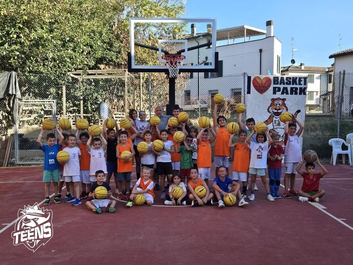 Sport e solidarietà: il Teens regala 50 palloni alla Scuola Basket Faenza Sport e solidarietà: il Teens regala 50 palloni alla Scuola Basket Faenza