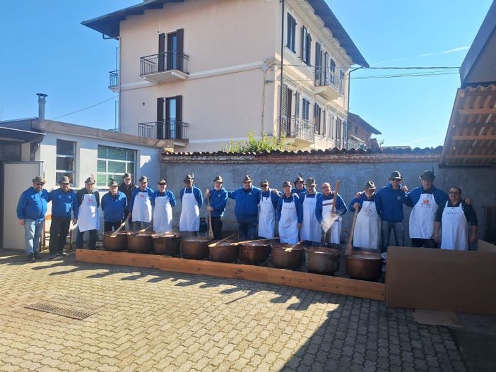 Gaglianico, successo per la tradizionale giornata dei fagioli e cotechini degli Alpini FOTO