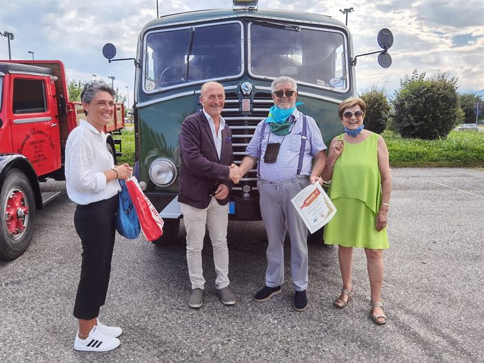 A Burolo 400 persone applaudono la collezione mezzi storici Marazzato