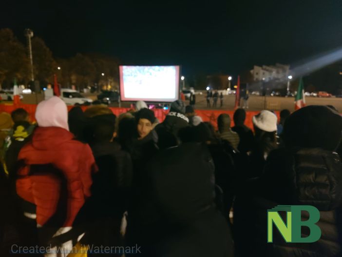 La comunità marocchina biellese riunita in Piazza Falcone orgogliosa della propria nazionale di calcio - Foto Alessandro Bozzonetti per newsbiella.it