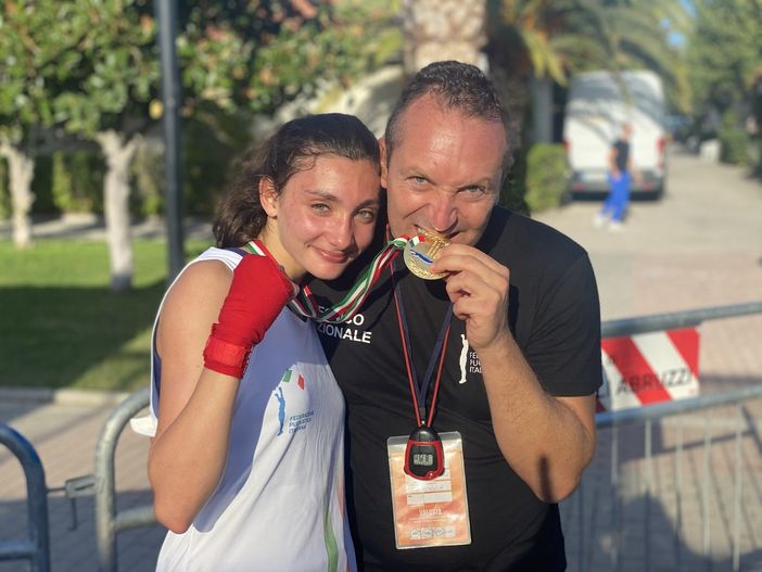 Nelle foto, Matilde Ferraris al momento della proclamazione e con il suo maestro Vincenzo Frascella. In una foto è con il suo maestro e la compagna (quinta agli italiani) Sara Moksiti. Nell'ultima foto Matilde e Sara con il CT della Nazionale giovanile, Valeria Calabrese.