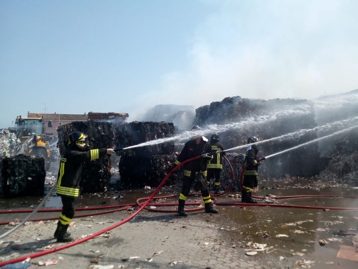 Incendio in una cartiera di Momo, fiamme sotto controllo - Cronaca dal Nord Ovest
