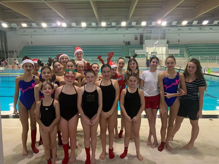 Spettacolo di Natale per il gruppo agonistico di nuoto sincronizzato In Sport Biella