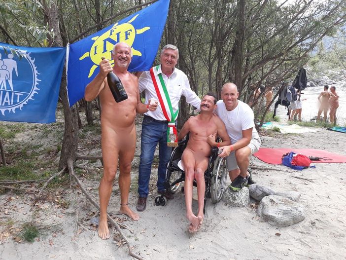 Tutti nudi a Varallo per l'inaugurazione della spiaggia naturista