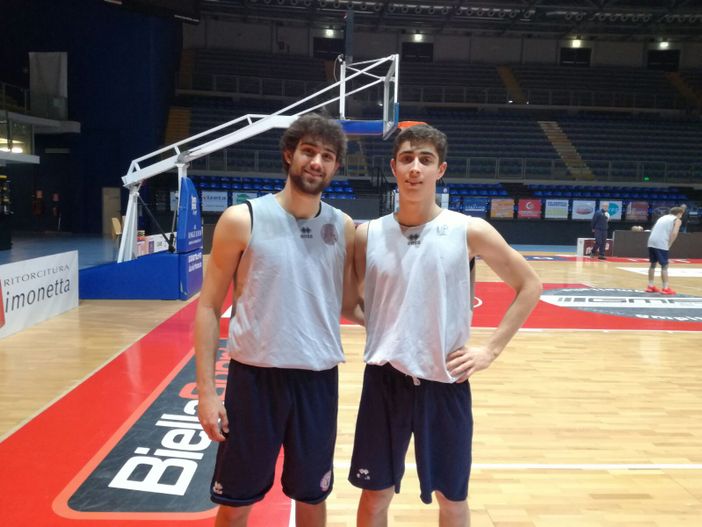 Luca e Matteo Pollone, i fratelli del basket biellese: "Ma in allenamento meglio non marcarsi" Luca e Matteo Pollone, i fratelli del basket biellese: "Ma in allenamento meglio non marcarsi"