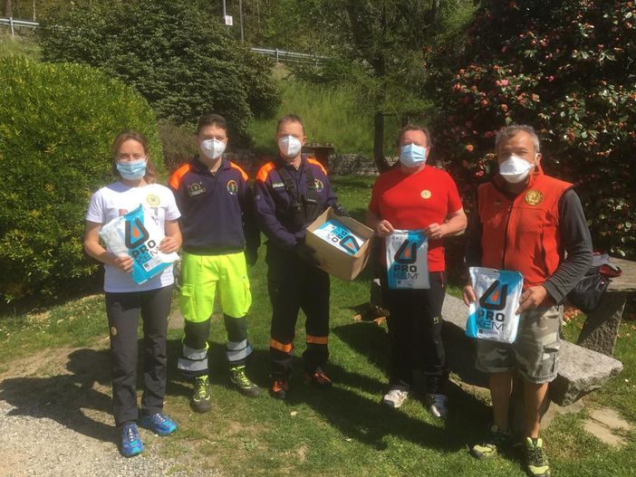 Da volontario a volontario: AIB donano tute protettive a Soccorso Alpino