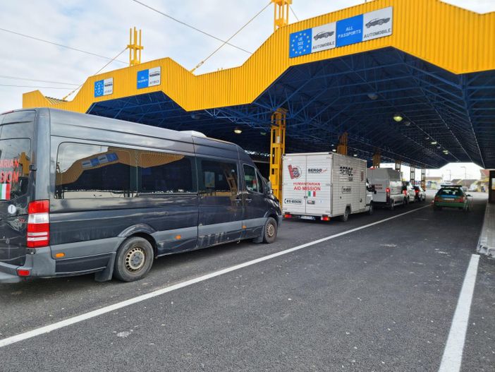 Ucraina, aiuti biellesi in viaggio, i mezzi carichi di viveri e materiale sanitario sono in Romania