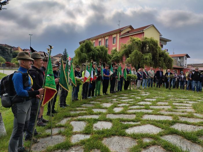 Da Omegna, con tappa a Brusnengo, gli Alpini alla volta di Biella per l'Adunata - Foto Mauro Mascarello