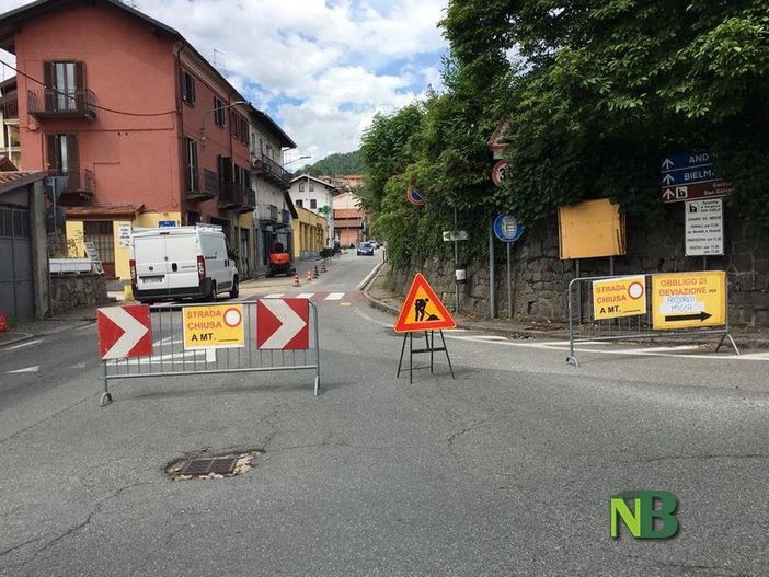 Cede l'asfalto, via Ogliaro chiusa e traffico per Andorno deviato