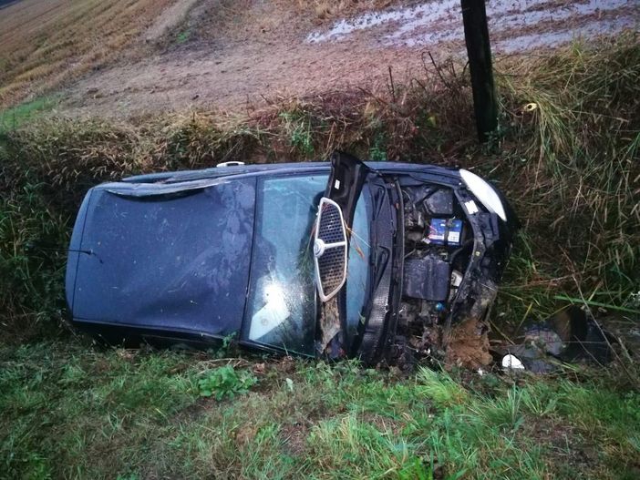 Asfalto viscido, ragazza si cappotta con l'auto