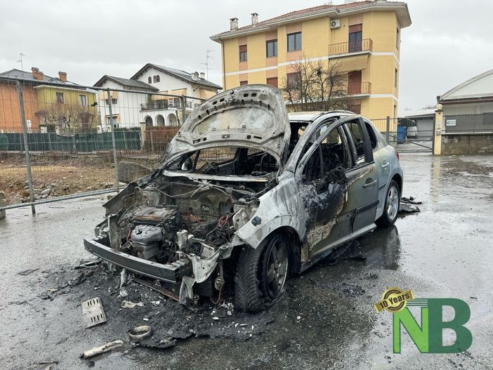 Auto prende fuoco, il conducente riesce a scendere e si salva dal rogo - Foto Finatti per newsbiella.it Auto prende fuoco, il conducente riesce a scendere e si salva dal rogo - Foto Finatti per newsbiella.it