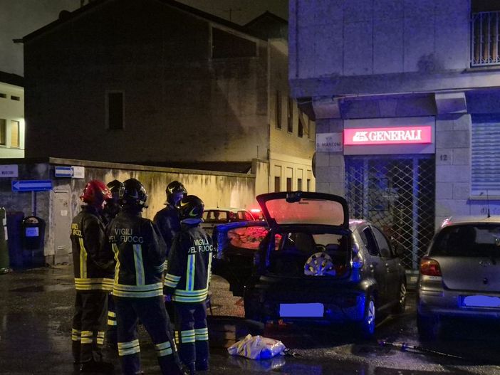 Auto in fiamme, la scia degli episodi continua: paura nella notte a Biella FOTO