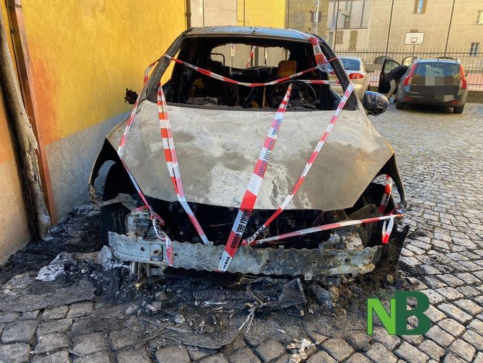 Biella, auto in fiamme in Riva, paura tra i residenti Biella, auto in fiamme in Riva, paura tra i residenti