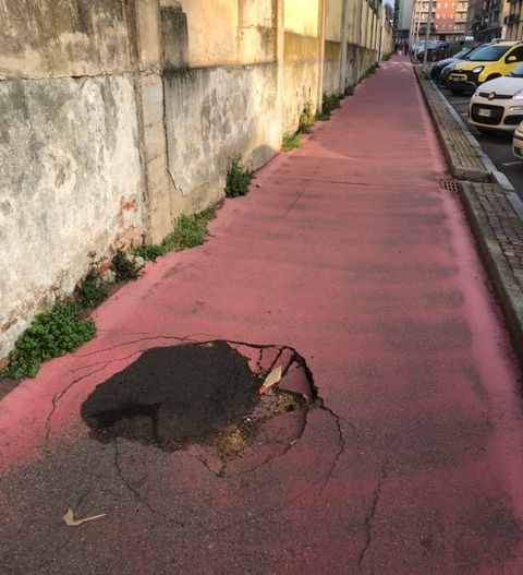 Biella: buca sulla pedonale di via Liguria, pericolo per ciclisti e pedoni