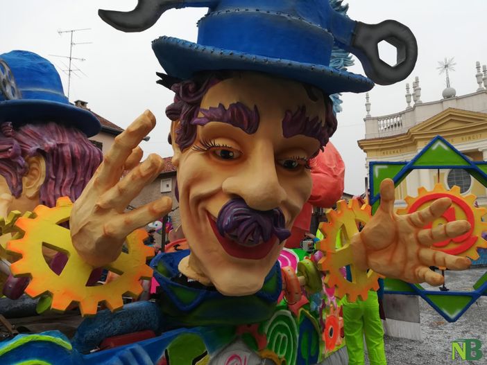 Carnevale di Chiavazza, tutto pronto per la sfilata tra carri e gruppi mascherati