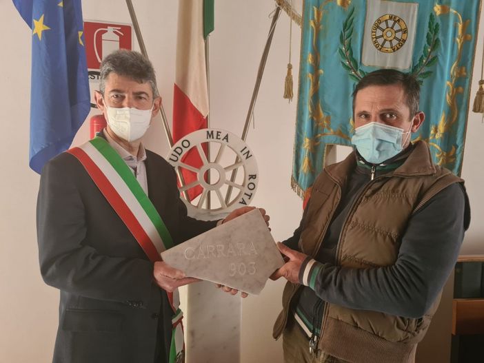 Francesco De Pasquale, sindaco di Carrara con lo scultore Michele Monforni