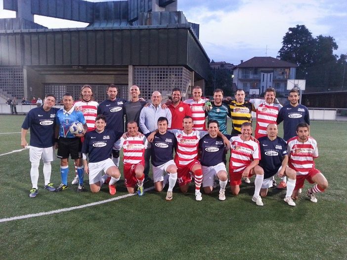 Polizia Penitenziaria e Vigili del Fuoco in posa prima della partita