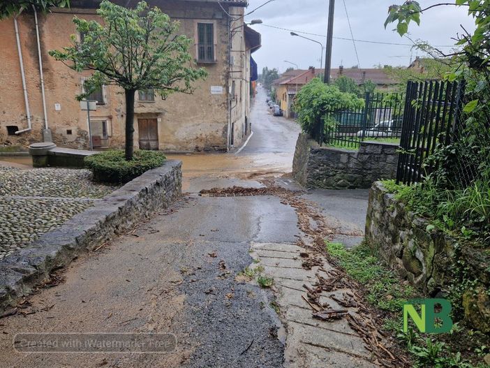 Biella, fango e detriti in via Coda per uno smottamento Biella, fango e detriti in via Coda per uno smottamento