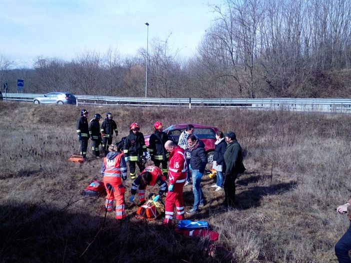Masserano: Auto finisce fuori strada Masserano: Auto finisce fuori strada