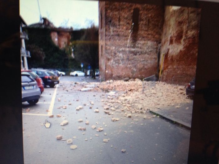 Vercelli: Crollato un muro di Palazzo di giustizia Vercelli: Crollato un muro di Palazzo di giustizia