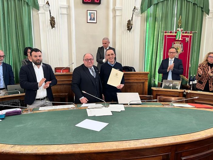 Ha evitato il peggio nell'incendio di una palazzina, l'omaggio a Cosimo Cristallo della città di Biella, foto comune di Biella pagina fb