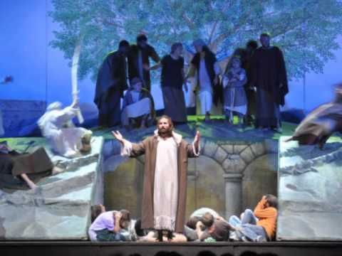 “Sul palco per raccontarvi che dalle tenebre si può uscire”