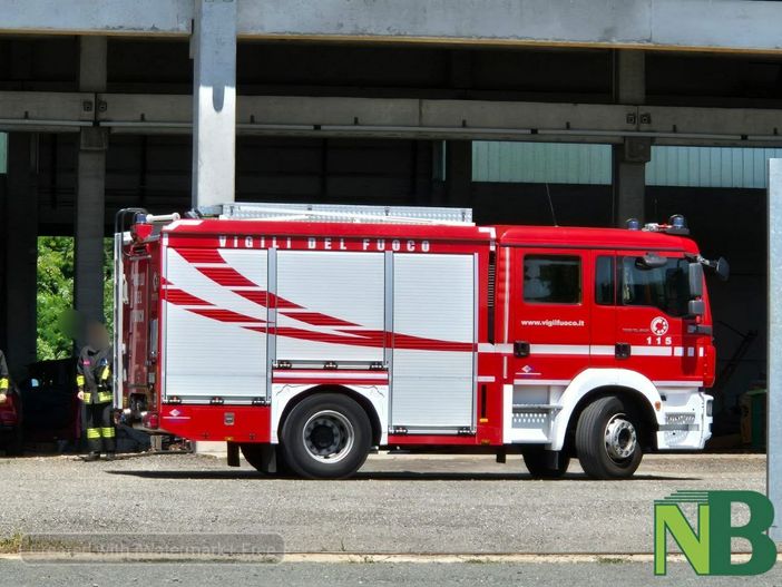 Dorzano: Colonna di fumo visibile dalla Provinciale, materiale a fuoco in un cortile - Foto Rasolo per newsbiella Dorzano: Colonna di fumo visibile dalla Provinciale, materiale a fuoco in un cortile - Foto Rasolo per newsbiella
