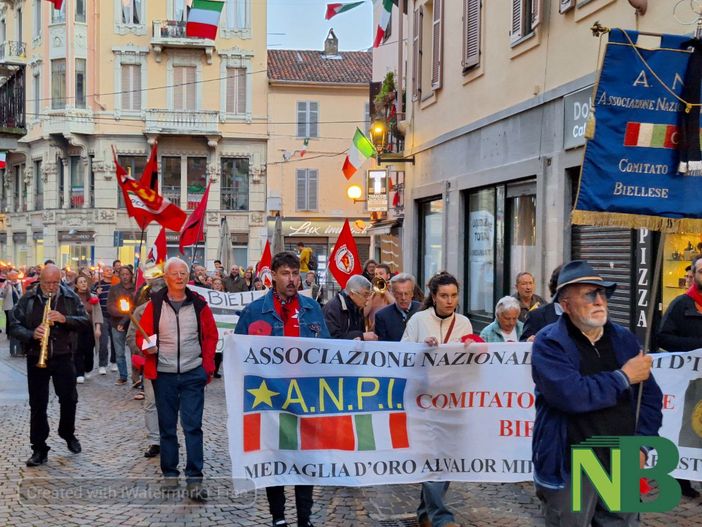 Biella ricorda la Liberazione: fiaccole accese per non dimenticare - foto e video Nicola Rasolo per newsbiella.it
