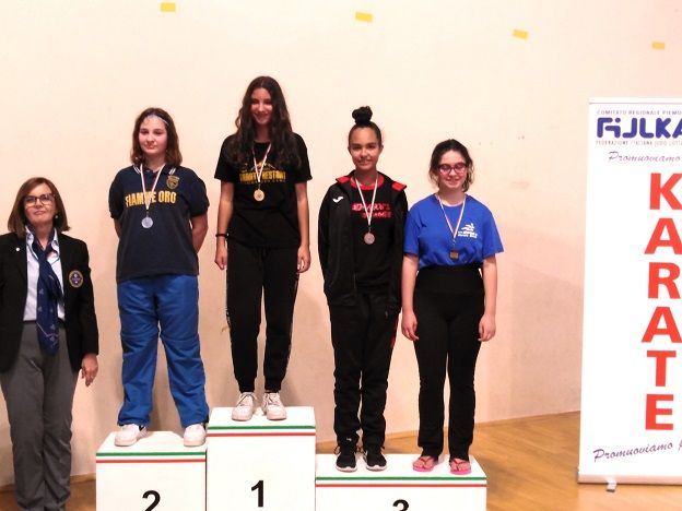 Nella foto sul podio Motta Lucia con i colori della palestra nero e rosso
