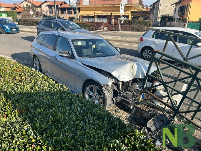 Incidente a Gaglianico, auto finisce contro un salvapedone