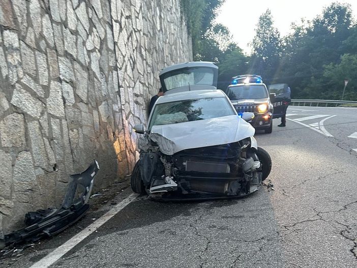 Valdilana, auto esce fuori strada al bivio di Crocemosso