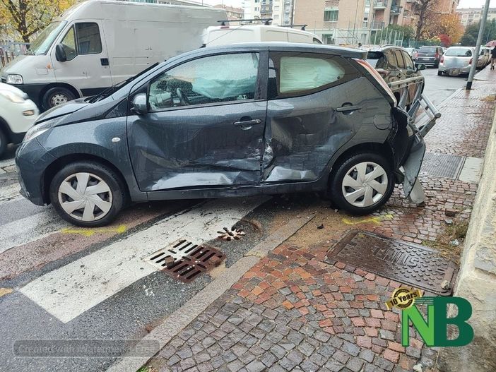 Scontro tra due auto a Biella, donna in ospedale in codice verde, FOTO per newsbiella.it di Mattia Baù