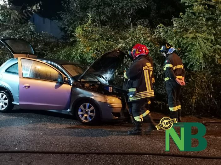 Cossato: Auto a fuoco e conducente in panico, soccorsa da Vigili del Fuoco e 118 - Foto newsbiella.it Cossato: Auto a fuoco e conducente in panico, soccorsa da Vigili del Fuoco e 118 - Foto newsbiella.it
