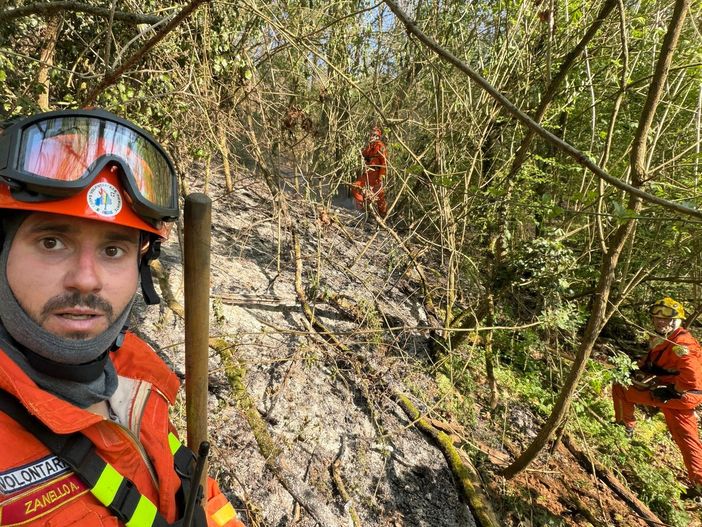 Domato l’incendio tra Camburzano e Mongrando, in azione anche l’elicottero