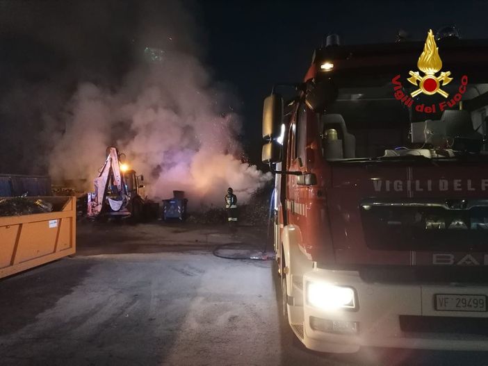 Dal Nord Ovest - Piattaforma ecologica di Borgomanero in fiamme nella notte