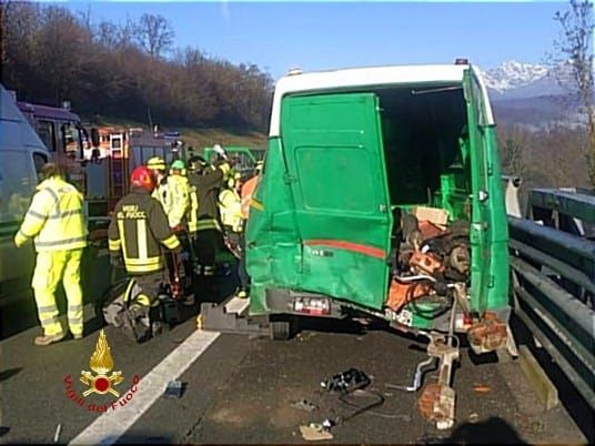 Dal nord ovest: Auto impatta contro furgone della manutenzione in autostrada, feriti i due operatori