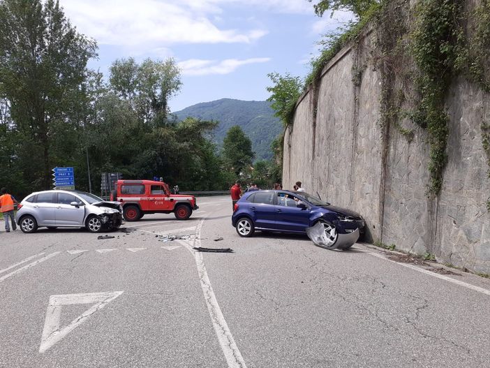 Galleria di Crocemosso, scontro tra automobili, viabilità rallentata