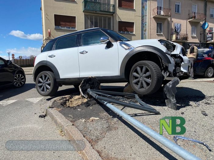 Biella, via Rosselli, violento scontro tra due auto ma nessun ferito, Foto Finatti