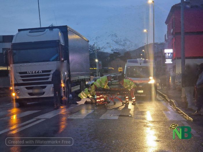 Donna investita a Chiavazza, tir le fa da scudo per proteggerla dalle auto in transito fino all'arrivo dei soccorsi FOTO Donna investita a Chiavazza, tir le fa da scudo per proteggerla dalle auto in transito fino all'arrivo dei soccorsi FOTO