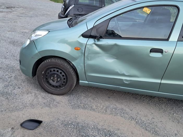 Gesto d’inciviltà a Biella: colpisce l’auto e fugge senza lasciare traccia.