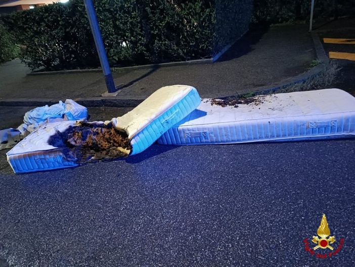 Biella: a fuoco materassi in un alloggio. Biella: a fuoco materassi in un alloggio.