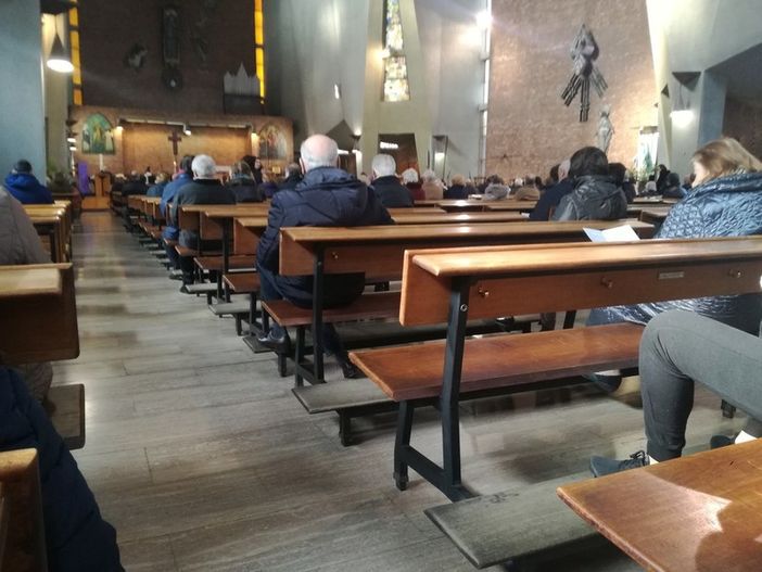 Il Covid "fa la storia" anche tra i banchi delle chiese: spazio a confessione e assoluzione generale