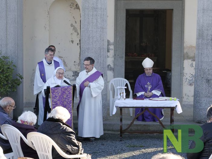 2 novembre, la giornata dedicata alla memoria dei defunti: le origini di questa ricorrenza, nella foto la Santa messa del 2024 2 novembre, la giornata dedicata alla memoria dei defunti: le origini di questa ricorrenza, nella foto la Santa messa del 2024
